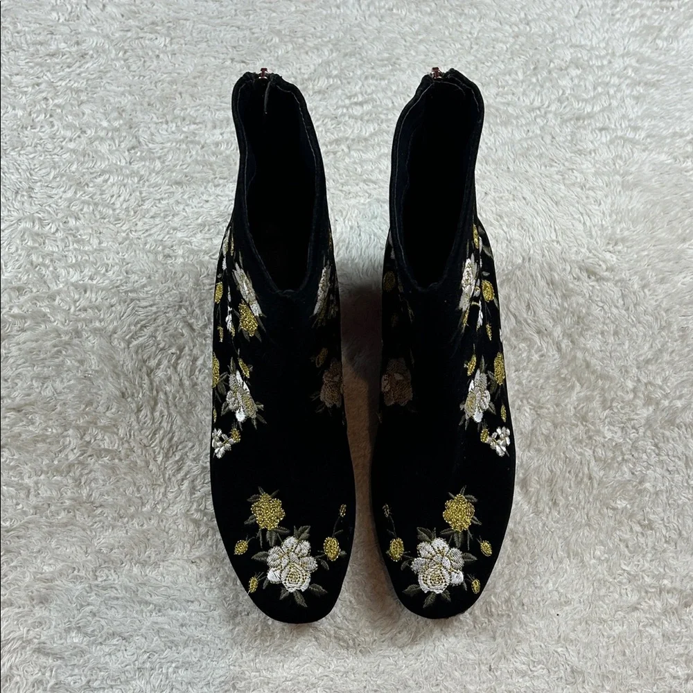 Forever 21 black floral embroidered booties, size‎ 8
